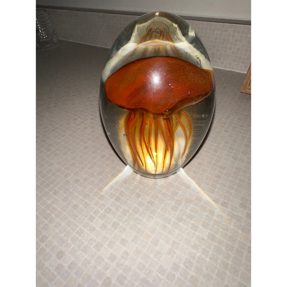 Jellyfish Paperweight Dynasty Gallery Art Glass‎ UV Glows 4.5 Inches Tall